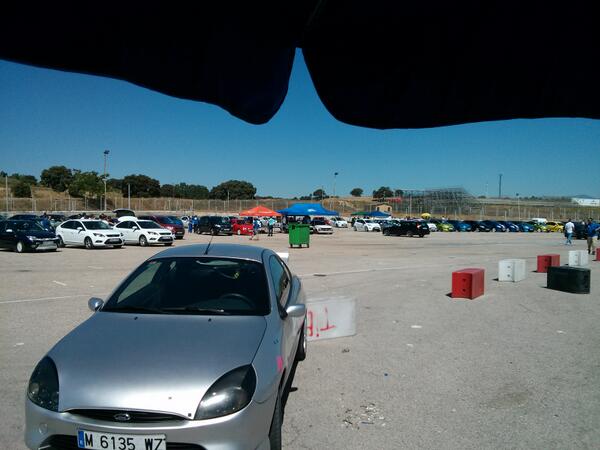 FordFansOnly's tweet photo. Ya están entrando todos los coches! El tiempo acompaña y esto promete!! http://t.co/uHYza52vEJ