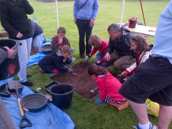 LeMoustier's tweet photo. Love seeing kids in a test pit! RT@CaterhamsPast: The kids are getting stuck in! #digforhistory #diggingforhistory http://t.co/rzPLXQCIs6