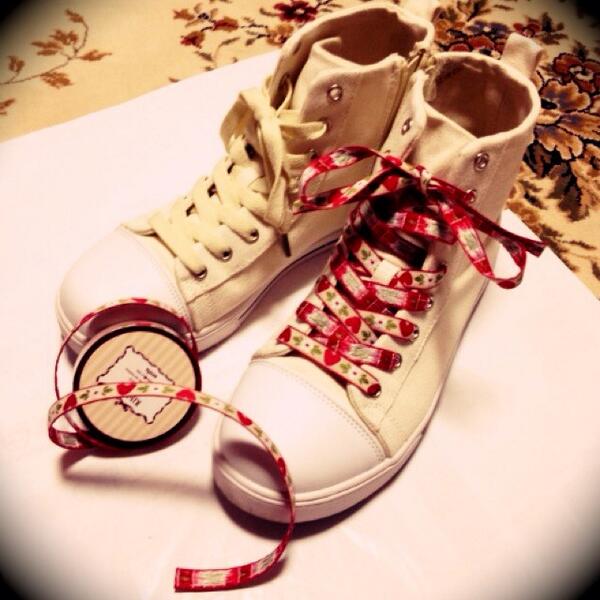 きゃろ E 100均でリボン買ってきて靴ひもにしてみた W Http T Co Lkei0fdfil