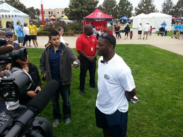 sandiegosports's tweet image. #Chargers LaDainian Tomlinson speaks to the media at the LT 5K.