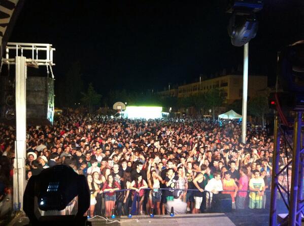 GermanOficial's tweet photo. Abreraaa a tope!! Gassss!! @radioflaixbac @Carles_Perez_ @CarlesRoka @becariflaixbac @AndreuPresas!! Quin festivall http://t.co/tDM9UmroAa