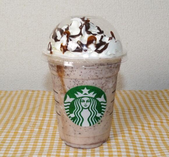 menu_hikaku's tweet image. 【バニラクリームフラペチーノの人気カスタマイズ】
スタバ好き間での通称『オレオフラペチーノ』
カタマリの食感がクッキーオレオ♫

1.バニラクリームフラペを注文
2.チョコチップ追加 (50円)
3.チョコソース追加 (無料)