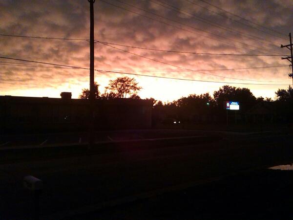 Elena3354's tweet photo. Look hw pretty the sky is its soon orangey http://t.co/KgSvwKUaum