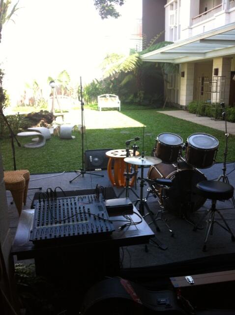 Heyhai! Ini stage kita bernyanyi di <a href="/Selaras_Seleras/">Selaras GHR</a> jam 8 malem ntar.Bareng <a href="/titotessa/">titotessa</a> <a href="/LS_LangitSenja/">LangitSenja</a> <a href="/sisilain_aku/">SISILAIN</a>