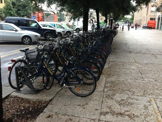 MGamberale's tweet photo. Gli hotel a Verona hanno rastrelliere per le biciclette. E a Roma? #Marinopensacitu http://t.co/jhAbtgmWnQ