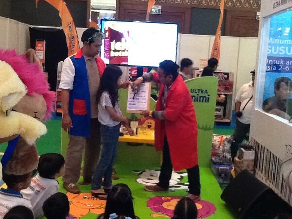 RumahCeritaAnak's tweet photo. #science time. Bersama @doctorabbitku di booth Ultra Mimi di @Bobo_Fair http://t.co/boSTdDgCY8