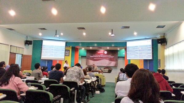 EpiKebangsaan's tweet photo. Pemaparan materi oleh Bpk. Jend. TNI (Purn) Luhut B. Pandjaitan #PDAMCenSa didepan mahasiswa/I Univ. Trisakti. http://t.co/QiCIlvTPiE
