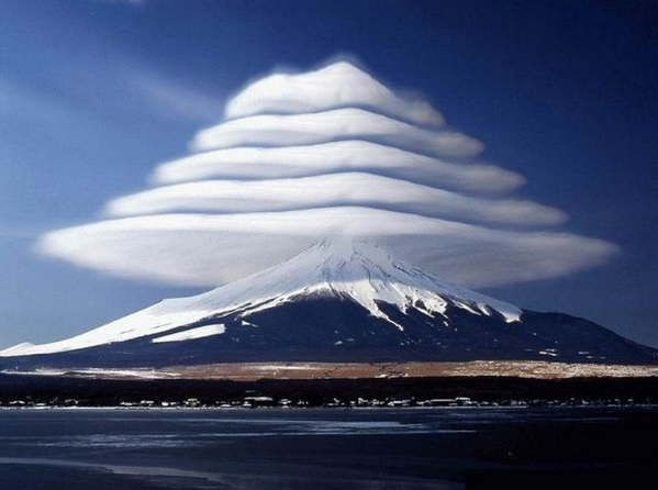 ChereTerre's tweet photo. Nuage lenticulaire au dessus du mont Fuji http://t.co/vkgxXj2zMt