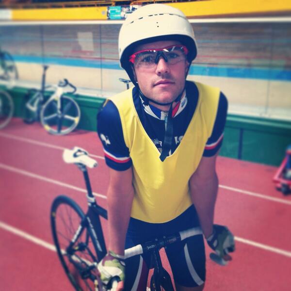 KevinLesellier's tweet photo. Casque aérodynamique  ++++  @Rlr_29 #tetedevainqueur http://t.co/9geL9U9Lj2