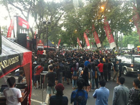 Konser dijalan om ? :p RT <a href="/burgerkill666/">Dede "Kajit" Sutanzah</a>: Sampe bikin macet!!! \m/ #DSRockAdventure13 "