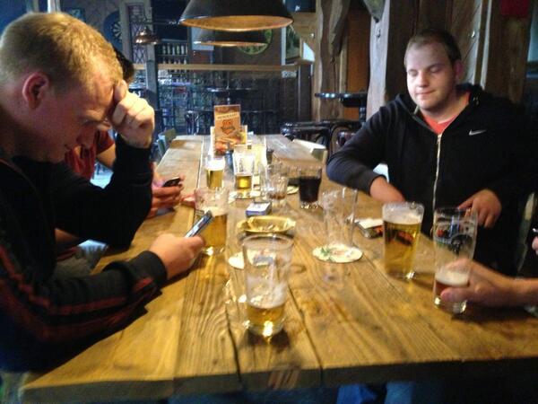 ThiesLok's tweet photo. Biertjes doen met de maatjes @LarsBeens @Siebrenn11 @gertjanderooie @Alwinvos @kevindoorn http://t.co/aegjLmhiP1