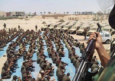 akr2006's tweet photo. افراد المظلات اليوم اثناء صلاه الجمعة ركزوا كده فى الصورة وشوفوا مين بيحرسهم اثناء الصلاه بصو  علي ساعد الجندي http://t.co/B0qkGoHckc