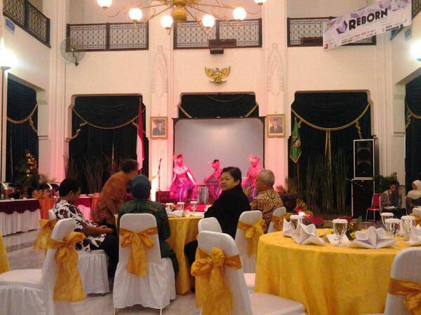 2013_reborn's tweet photo. Acara dibuka dengan persemabahn tari tradisional dari jawa barat http://t.co/1xg8mGJ8Rg
