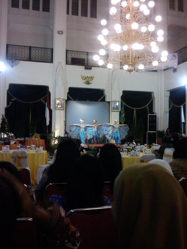 TalithaNindia's tweet photo. Dibuka dengan tari merak . Penutupan kampanye @2013_reborn @purplepeople11 http://t.co/AgfuOaQbBL
