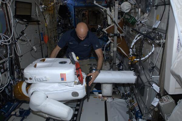 astro_luca's tweet image. The 7th member of #Exp36, your friendly neighborhood Robonaut @AstroRobonaut #Volare