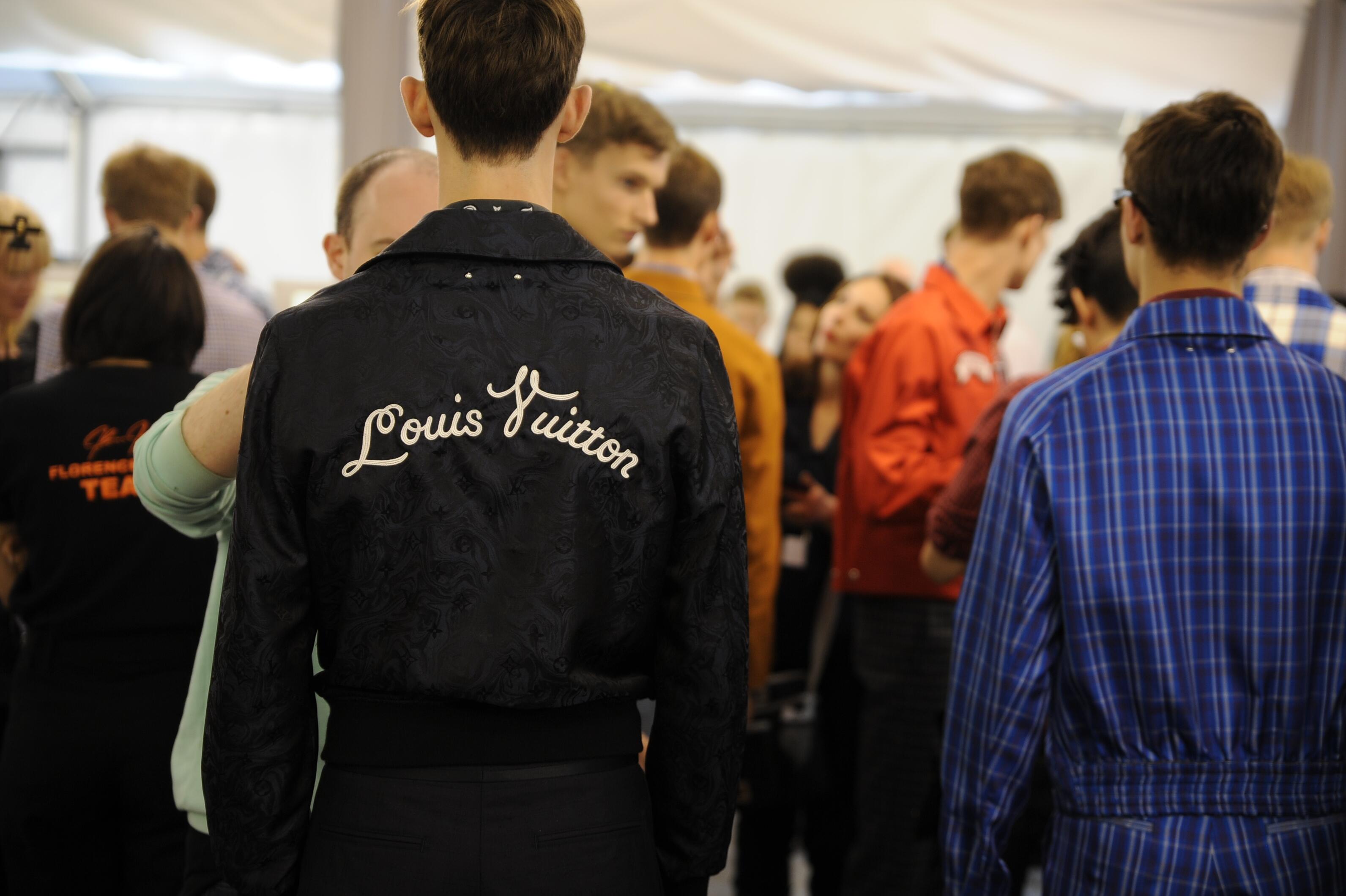 Louis Vuitton on X: Backstage during the #LVSS16 Fashion Show with  @TWNGhesquiere #LouisVuitton #PFW  / X