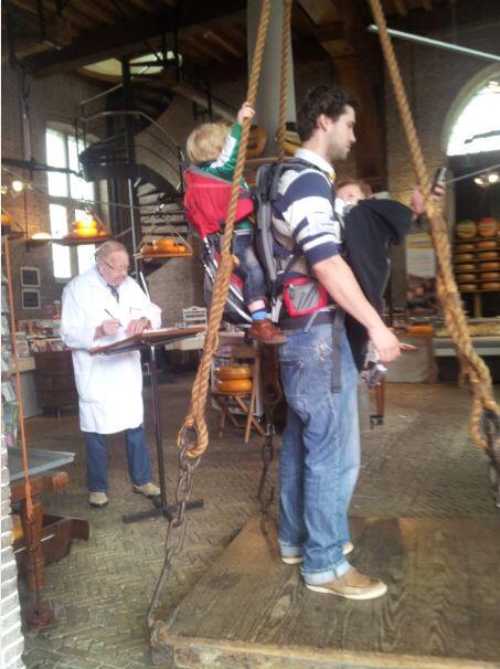 DeGoudseWaag's tweet photo. 1e Bezoeker die werd gewogen op de kaasbascule in DeGoudseWaag tijdens de Kaas&amp;Ambachtenmarkt  #DeGoudseWaag #Gouda http://t.co/F9VG6Huxed