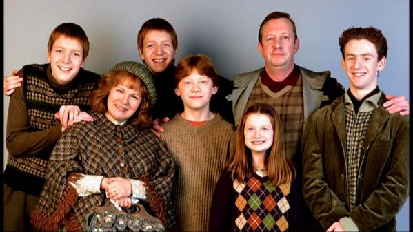 HarryPotterFr1's tweet photo. Et voici la famille Weasley aux complet http://t.co/5PeRcAX0fI