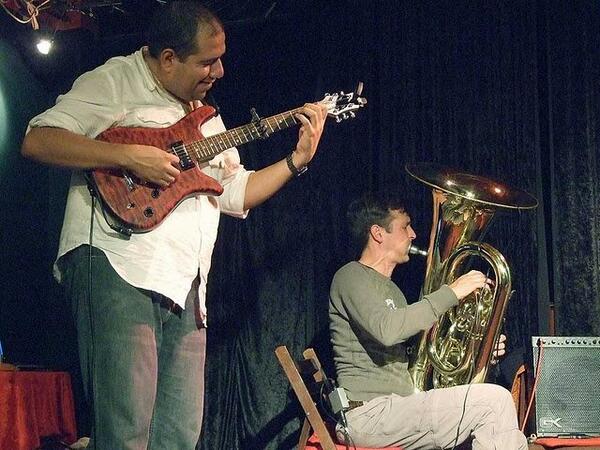 ToneGearGuy's tweet photo. Now this is cool! @SpiderCapo at work in an interesting musical collaboration. http://t.co/4ToIWmACoA