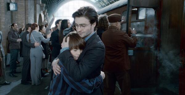 HarryPotterFr1's tweet photo. Cette photo je la trouve trés touchante en Harry et son fils Hugo :). http://t.co/UTkTZzwPV3