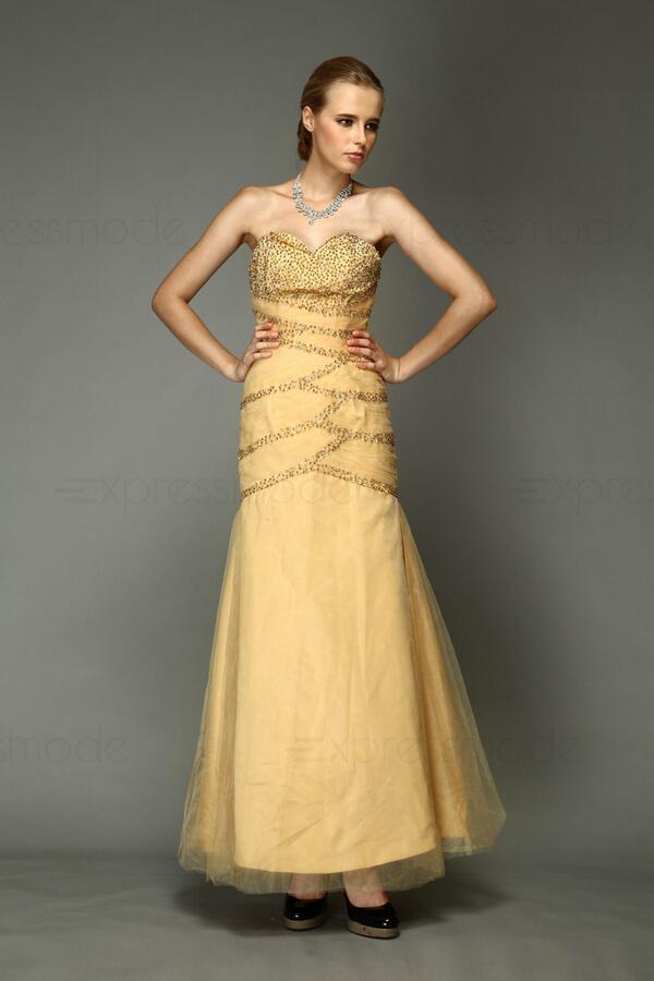 expressmode's tweet image. Robe de soirée épurée, décolleté cœur ornée de paillettes expressmode.fr