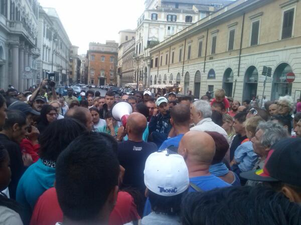 bpm_roma's tweet image. Assemblea con #tortreteste in pzza ss apostoli. Ci rivediamo lunedì per la manifestazione in Campidoglio #stopsfratti