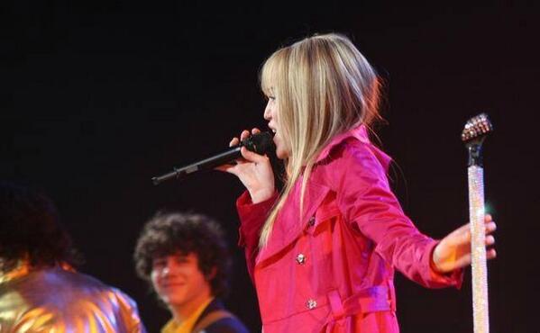 loveniley1's tweet photo. omg the way @nickjonas look @MileyCyrus ;o :')
#oldsweetmemories
#missniley
#soprefecttogether http://t.co/uwUyKTvpFG