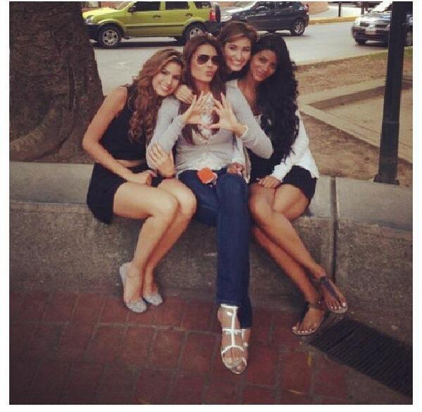 AlexandraaClubF's tweet photo. @alexandragerrer Junto a @irenevelasquez4 @harp_marie y @MVInter12 Preciosas http://t.co/Rai17vwmP7