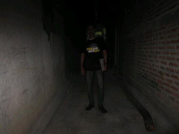 Agen #MSTuban <a href="/MakelarSedekah/">@MakelarSedekah</a> sedang menyusuri lorong di kegelapan malam untuk menyalurkan donasi kepada target