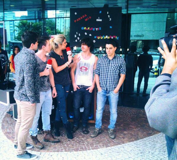 topmix_tv's tweet photo. Já Já começa mais um Parada Mix com a banda @mashoficial! #MashNoParadaMix http://t.co/LrpGRyXVzH