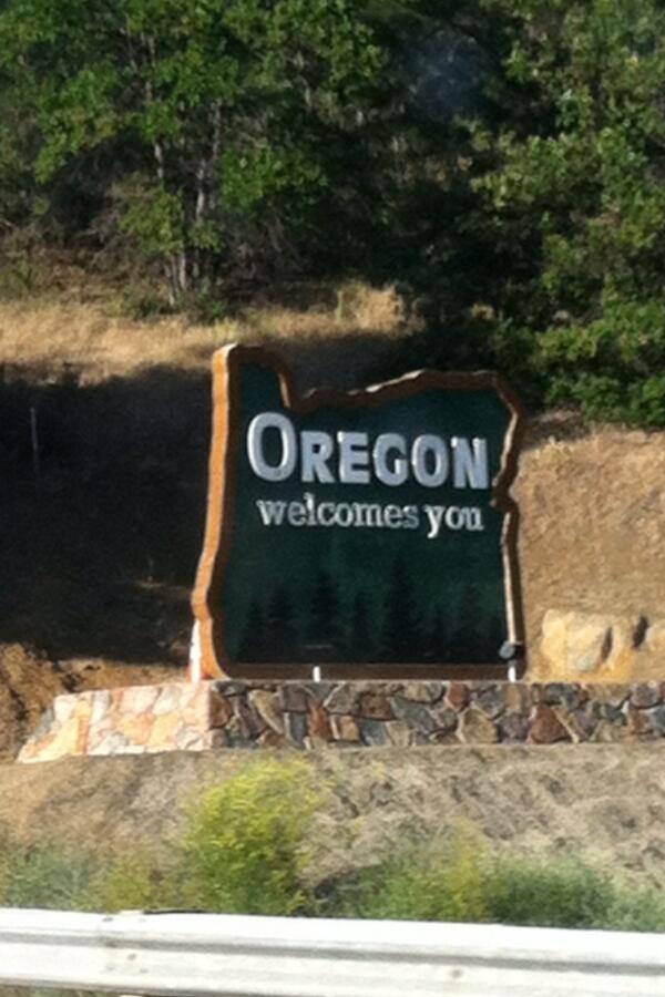 CaitlynOlan's tweet photo. Made it to Oregon!! Next stop Portland. All the way across the dang state... Wooo. http://t.co/KOSVulYBuh