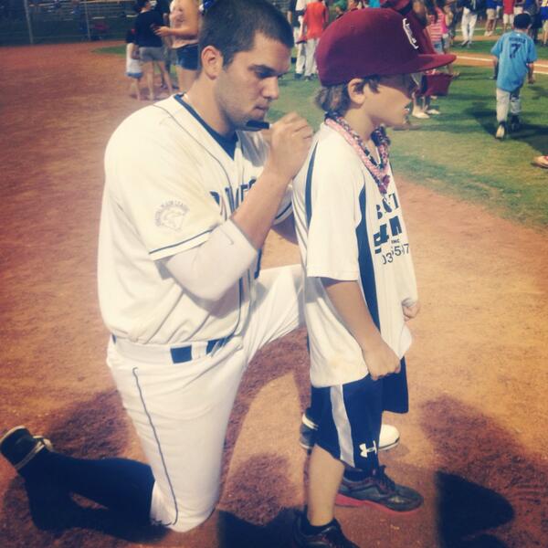 KansasMcCoy's tweet image. I thank God for you! #precious #meltinmyheart #signingautographs #myman @ColaBlowfish @jsealey15 😘😍❤⚾