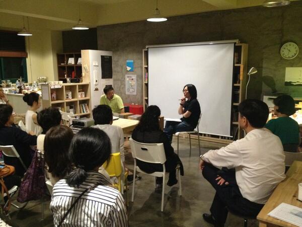 coffeens's tweet image. 우주소년에서의 &amp;lt;춤추는 숲&amp;gt; 동네 공동체 상영 후 강석필 감독과의 GV 모습을 관객 중 한 분이 찍어 보내주셨네요. 감독님께서 먼 곳에서 달려와 늦게까지 함께해주셔서 더욱 충만했습니다!