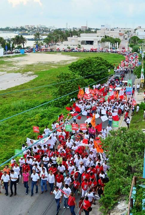 SiguiendoPriIM's tweet photo. LA GENTE ACOMPAÑANDO A NUESTRO CANDIDATO  @AgapitoMaganaS  EN LA MARCHA MASIVA @CESARPOOT @betoborge @Lalo_Patron http://t.co/VfXAFwUsXi