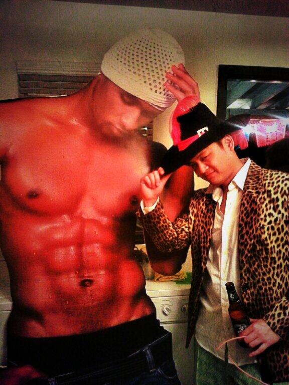 UshersAbs's tweet photo. Sorry he's off the market, ladies (but these abs are still for u) http://t.co/cHrBbJ1TD6
