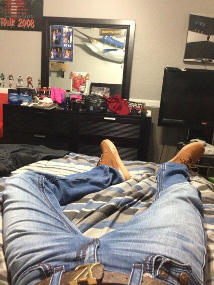 anthonygonzzzo's tweet image. Laying in bed fully dressed:/ #needtogetout