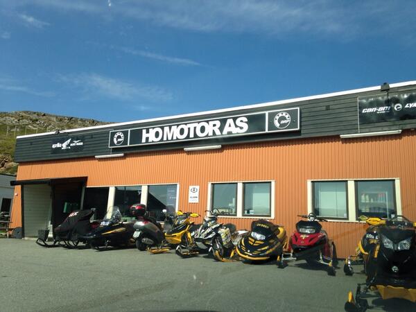 trulssv's tweet photo. Da Tor, som nylig hadde kommet ut av skapet, skulle starte motorbutikk, slo han like godt to fluer i ett smekk. http://t.co/Sla1Dm838A