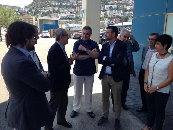 territoricat's tweet photo. Conseller @SantiVila amb alcalde Roses @carlesparamo al port del municipi. A punt entrega banderes blaves. http://t.co/QVYQsaDyLL