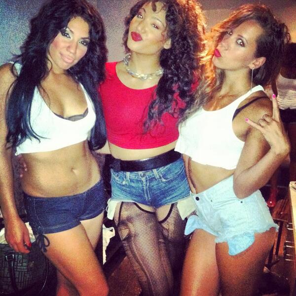 LadyyHayz's tweet photo. 💜💜💜💜urban.burlesque.dancer @DADOLLHOUSE backstage.all.access. Cheessseeeeee💜💜💜💜 http://t.co/7kRzWTarwt