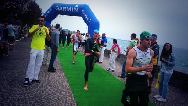 GarminLive's tweet photo. Arrivano i primi azzurri. Presto vedremo anche @luca_conti! Forza Luca! #GarminTrioSirmione http://t.co/ZbVk1lWFvw