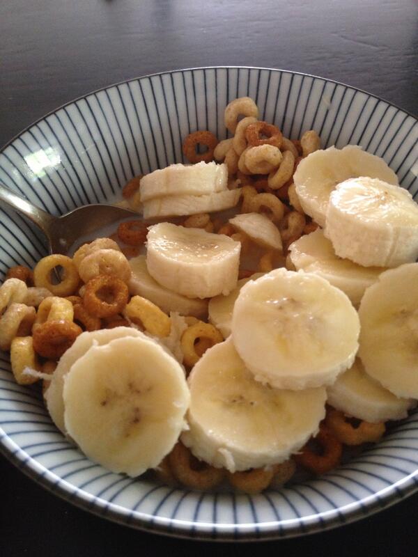 JNommin's tweet photo. #ranainspired multigrain Cheerios and banoonoo http://t.co/ZBiCethvJs