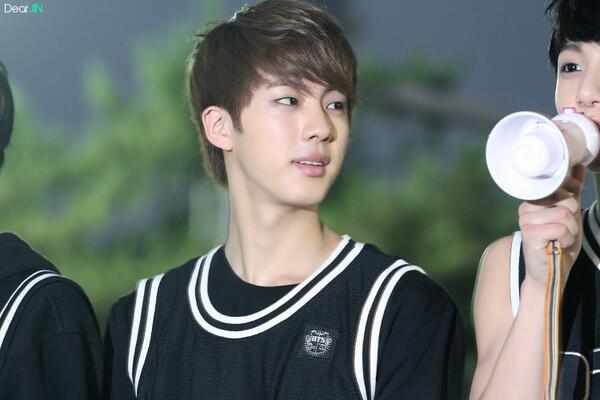 DearJIN_'s tweet photo. 130614 뮤직뱅크 미니 팬미팅 진 4P updated >http://t.co/qECKNcNgYS 짱멋져ㅠㅠ http://t.co/IA3MvsSzi0