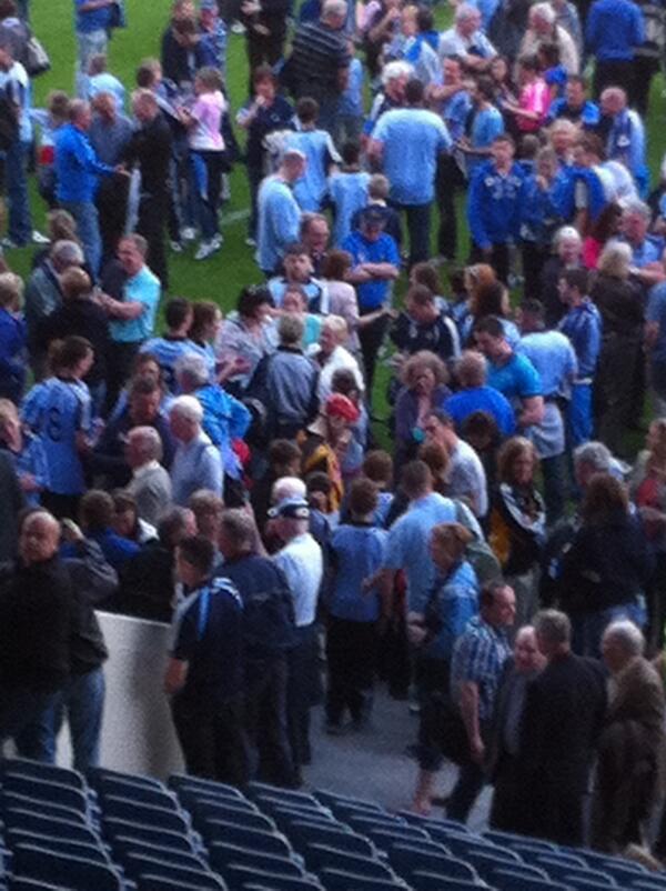 GAAtalkpodcast's tweet photo. RT @KilkennyCLG: True sportsman - Tommy Walsh signing autographs 20 mins after final whistle! http://t.co/nzO2tVCqGV