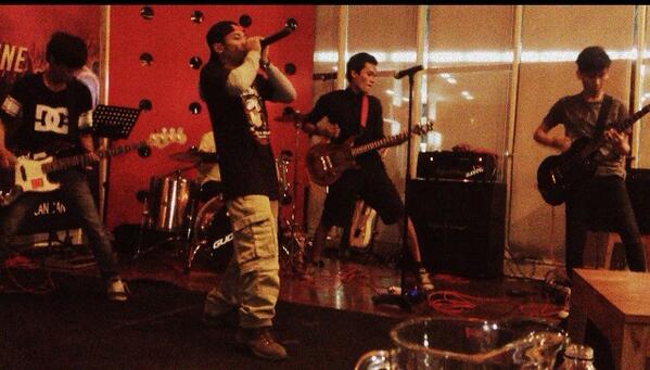 EkresNine perform pict at Woodsy Gab