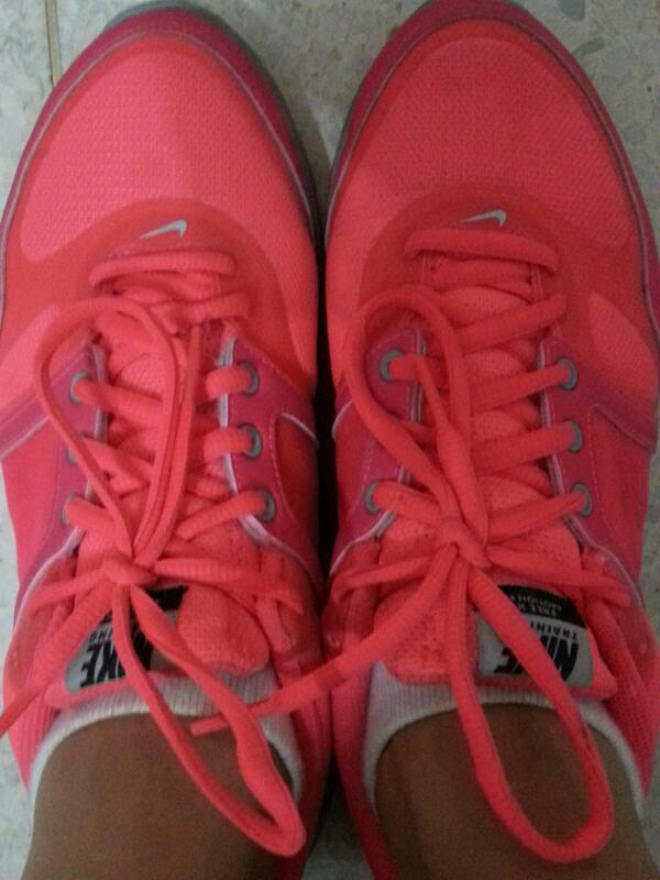 beba_rojas's tweet photo. Será que hoy me pierdo??? Jajajaja!!! Con este color de zapatos LO DUDO!!! #ColorDeVerano http://t.co/cJHzrGZ6zM