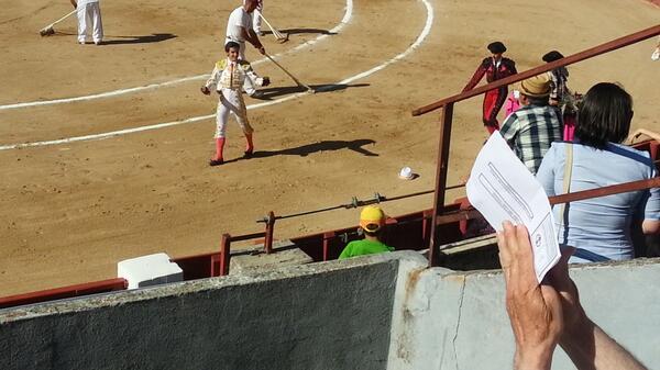 morugito's tweet photo. Como le dijeron en madrid la verda del toreo http://t.co/CTpjvqHviR