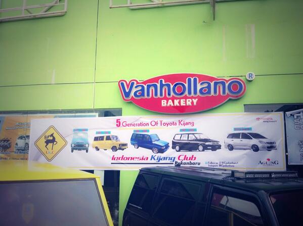 IndKijangClub's tweet image. [FOTO] @IKCPekanbaru1: Spanduk 5 generation of toyota KIJANG dan pekanbaru sudah melengkapi 5 generation ini #VIVAIKC