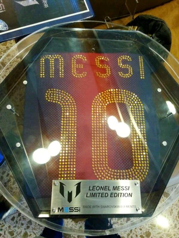 MessienMedellin's tweet photo. Regalos que le hacen al mejor del mundo jugando su primera vez en Medellín! Gracias @MisterBling_ excelente trabajo. http://t.co/y1BUinw1Vp