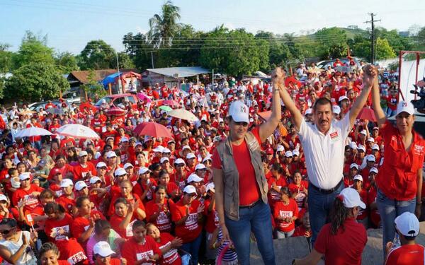 YoConMichelle's tweet photo. La unión hace la fuerza,somos #CadaVezMasFuertes #MichelleGustinDiputada por que #AVeracruzLeConviene @ObservaPRIVer http://t.co/ICsKTqlHO3