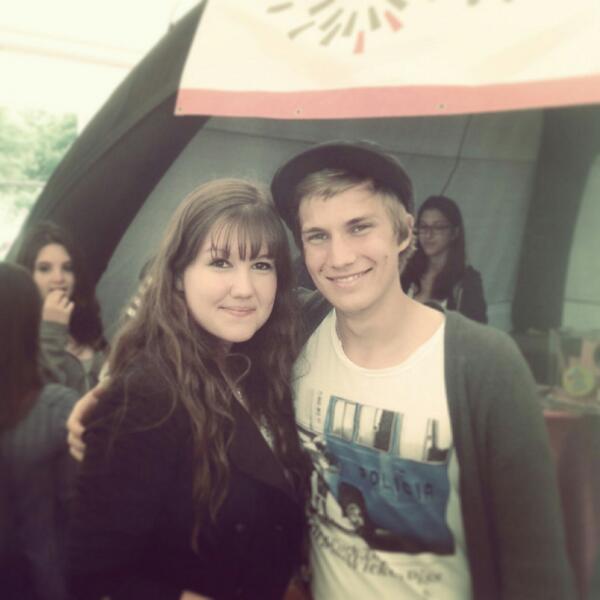 Cassie_dhl's tweet image. En charmante compagnie: le chanteur de Seed to tree. #RockAField #SeedToTree